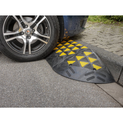 Kerb ramp, yellow/black, reflective, LxWxH 600 x 360 x 150 mm.