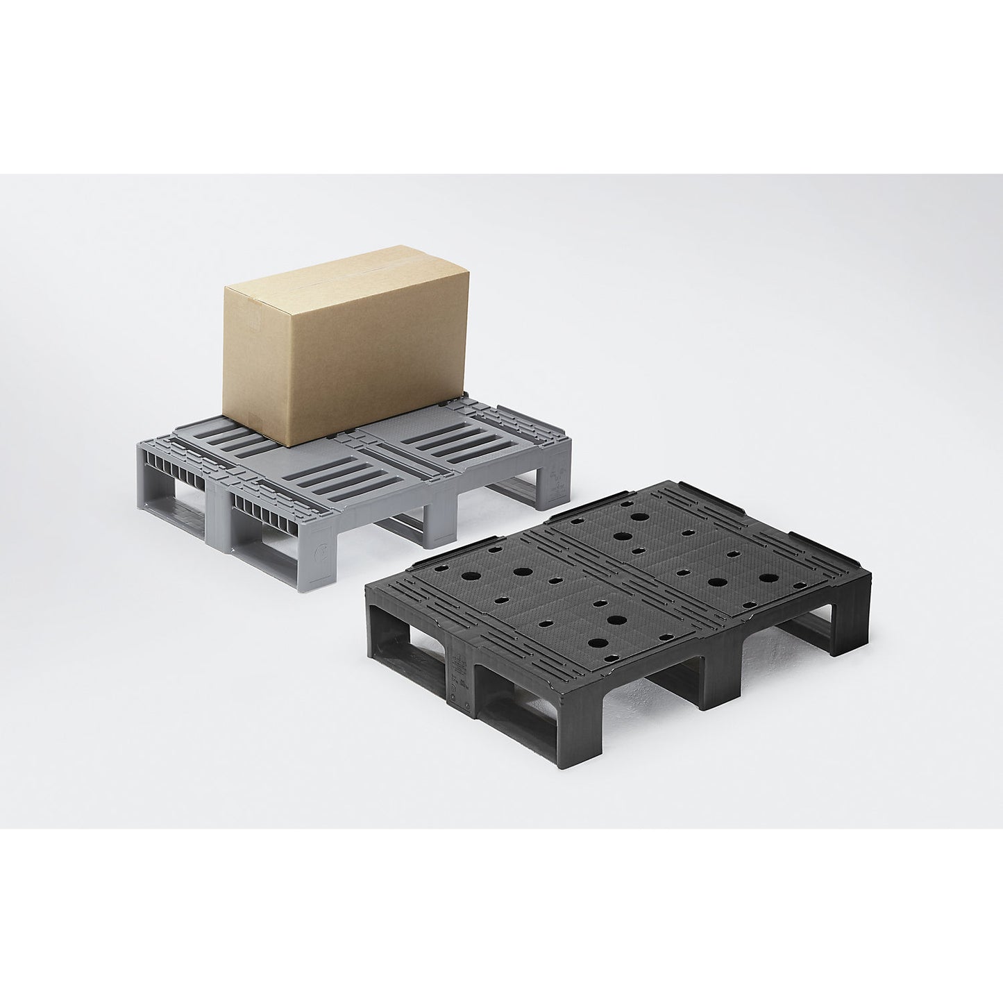 Plastic half pallet, black, 1+ items.