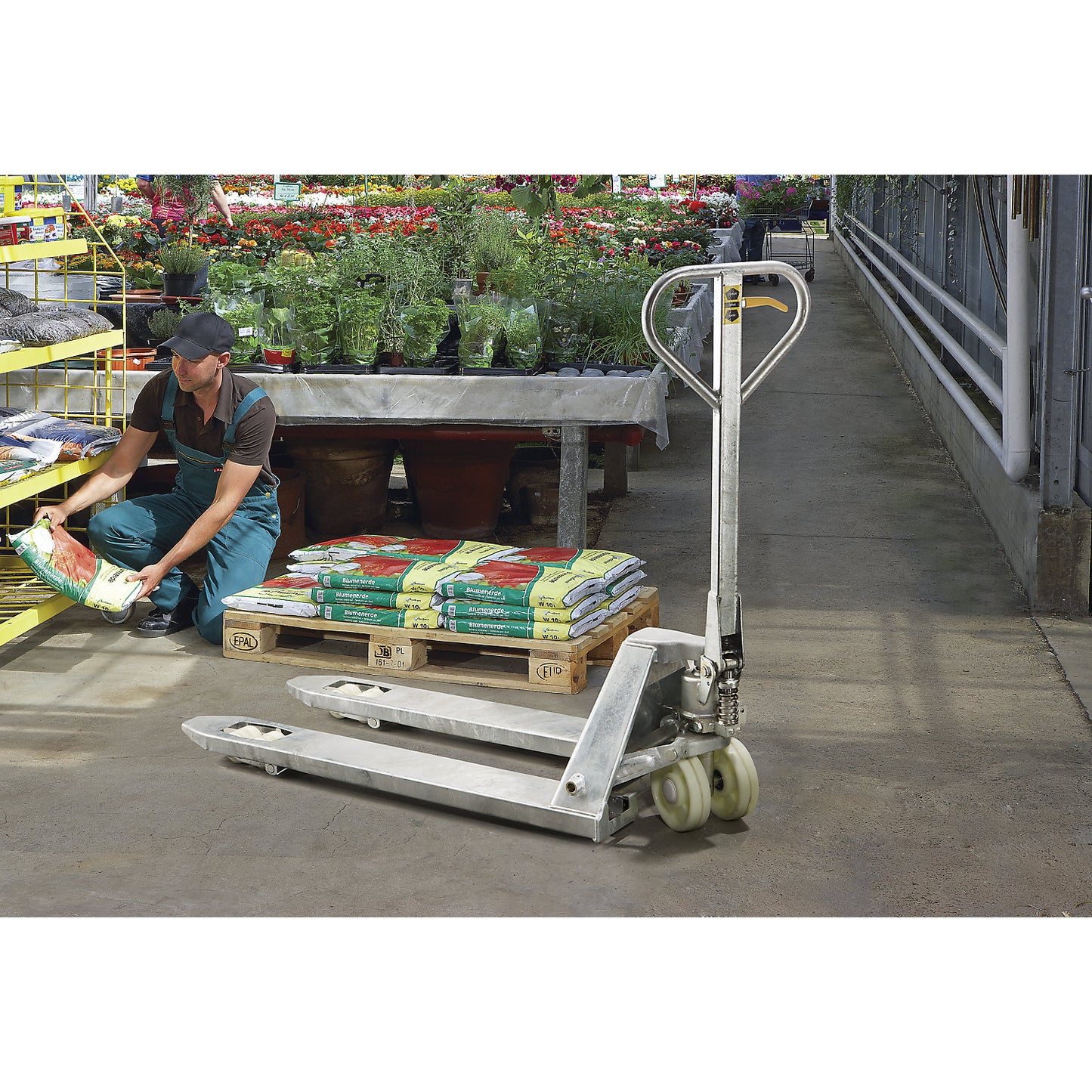 Hot dip galvanised pallet truck, for outdoor use, max. load 2500 kg.