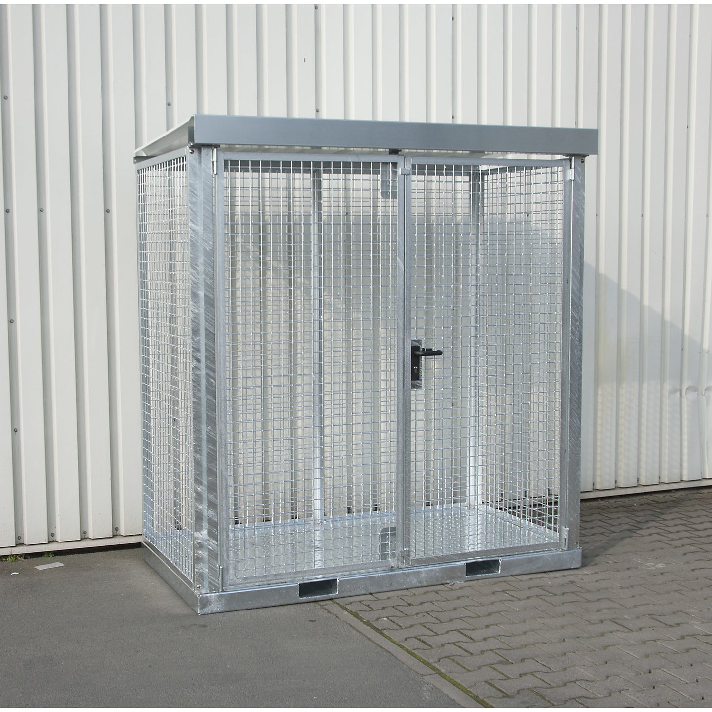 Assembled mesh gas cylinder cage, 32 cylinders with Ø 230 mm, ribbed sheet metal floor.