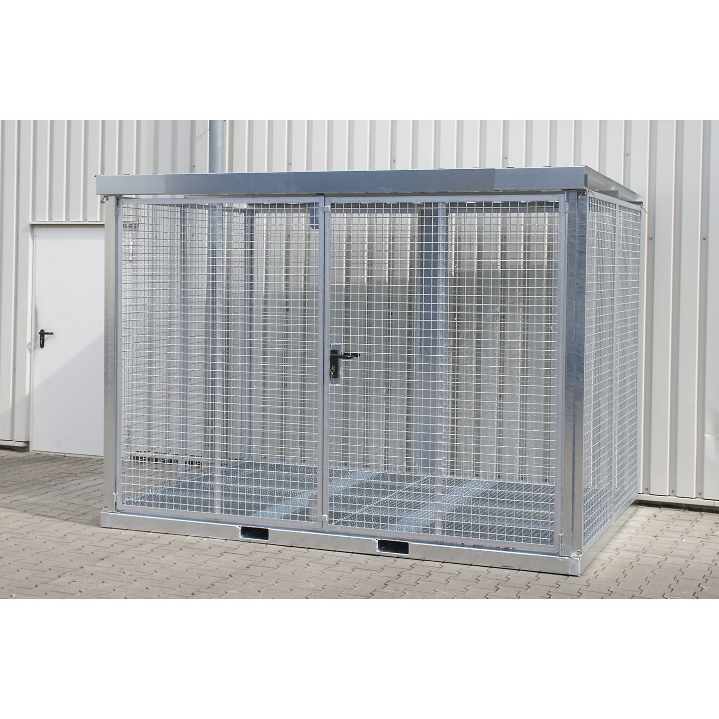 Assembled mesh gas cylinder cage, 104 cylinders with Ø 230 mm, grate floor.