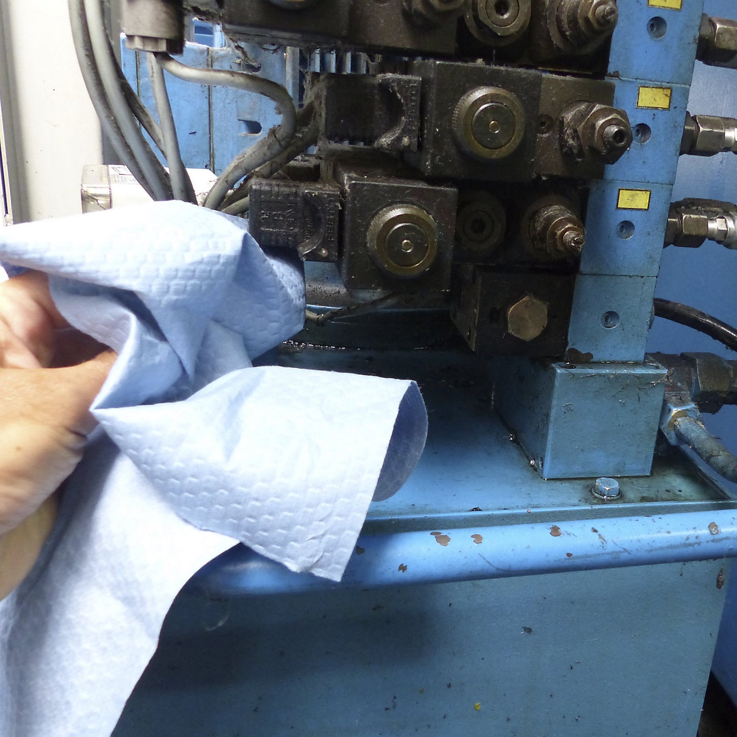 Cleaning cloth roll, WxL 320 mm x 161.5 m, heavy, blue honeycomb pattern.
