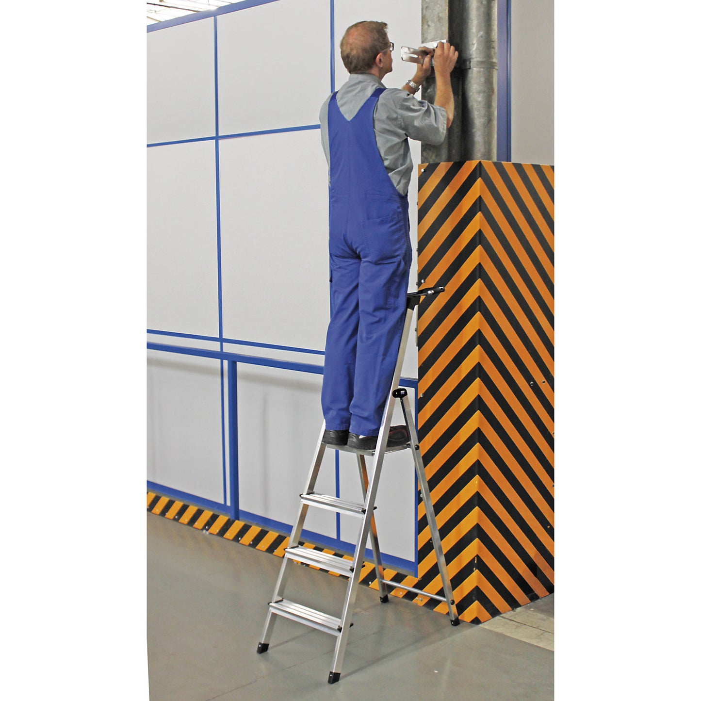 Step ladder, with safety platform and non-slip strips, 6 steps.