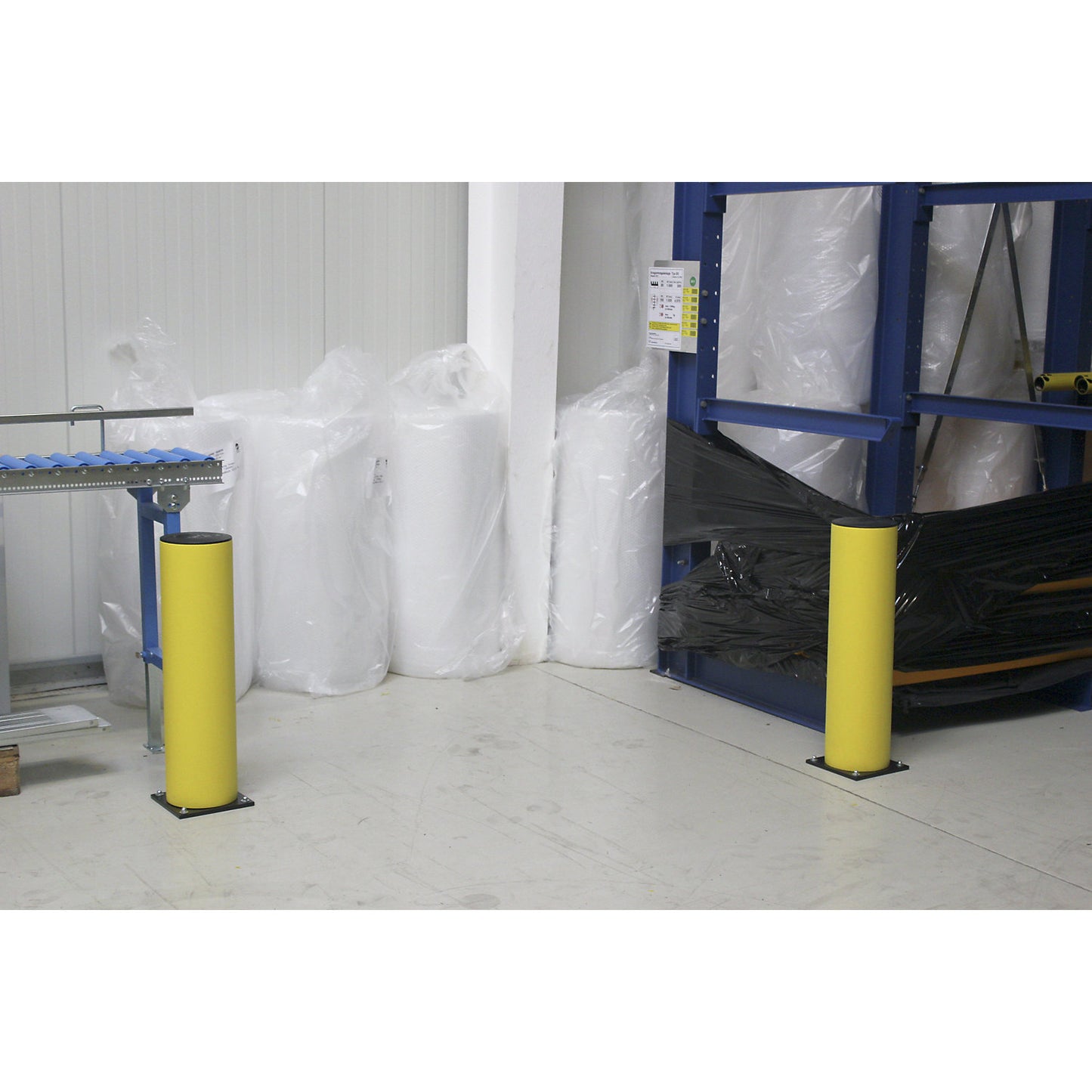 Ram protection bollard Bravo, made of flexible plastic, overall height 750 mm.