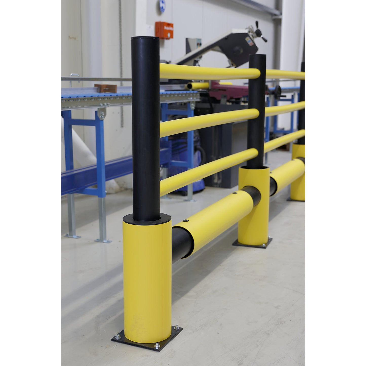 Traffic barrier, Echo, made of flexible plastic, end posts.