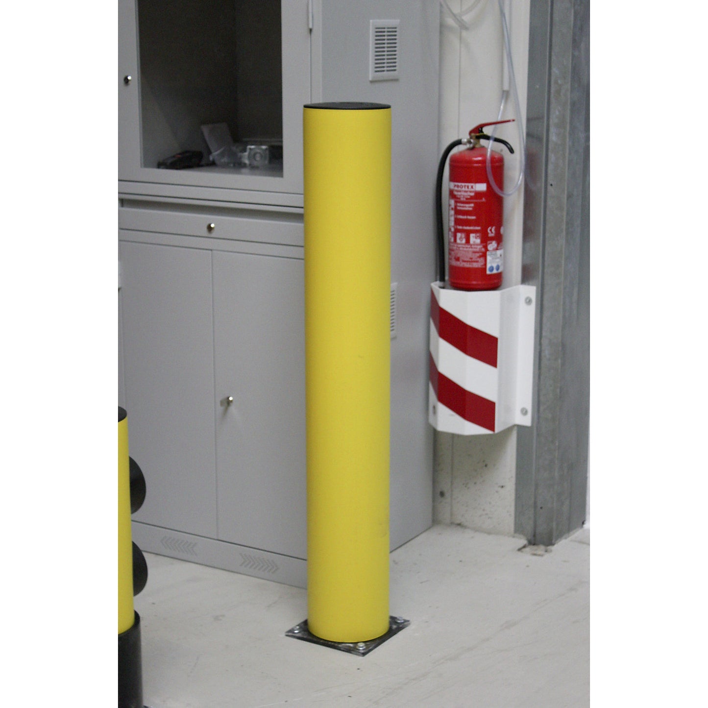 Ram protection bollard Bravo, made of flexible plastic, overall height 1200 mm.