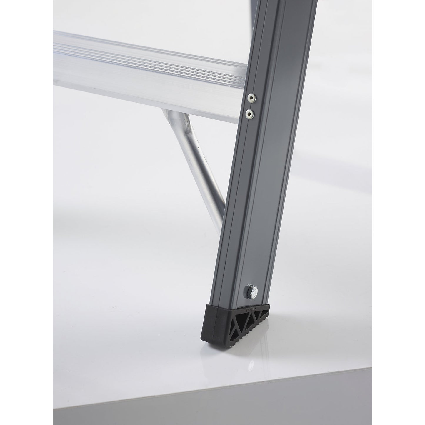 Aluminium step ladder, double sided access, 2 x 3 steps, working height 2700 mm.