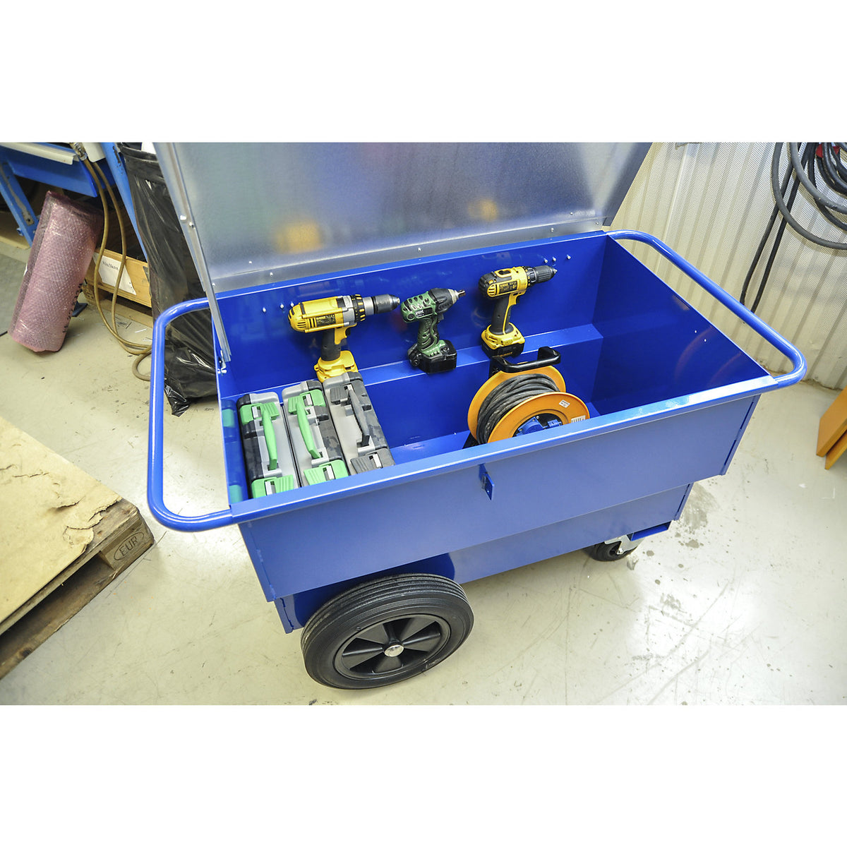 Tool trolley with 2 push handles, max. load 400 kg, with solid rubber tyres.