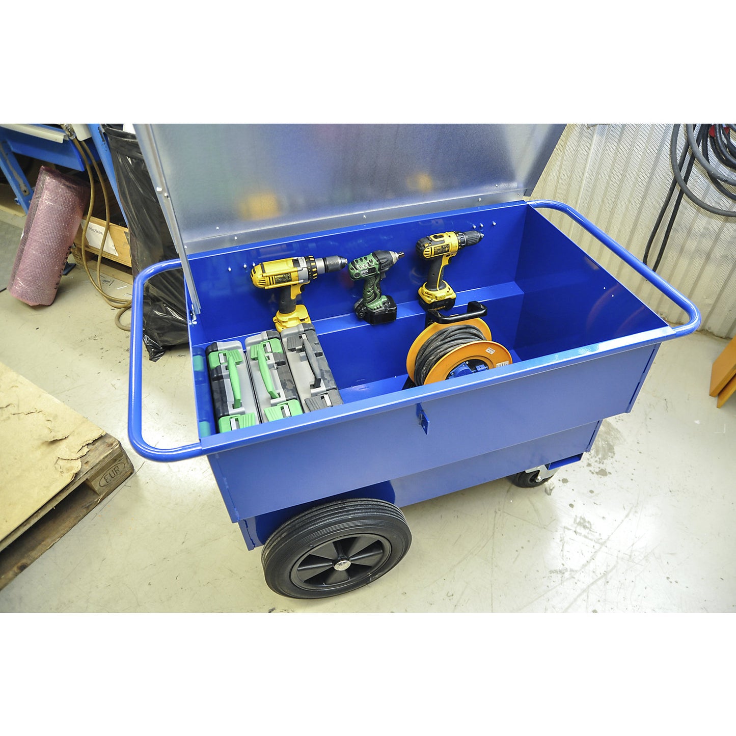 Tool trolley with 2 push handles, max. load 400 kg, with solid rubber tyres.
