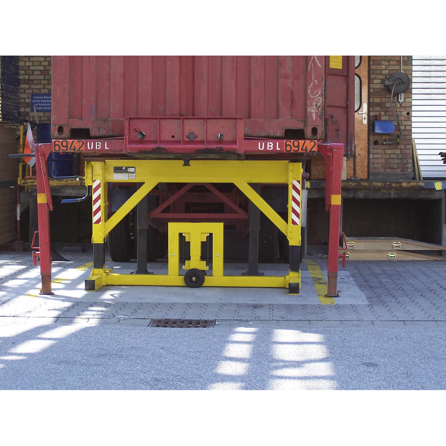 Loading support for semi-trailers, max. load 25 t, contact surface LxW 1800 x 150 mm.