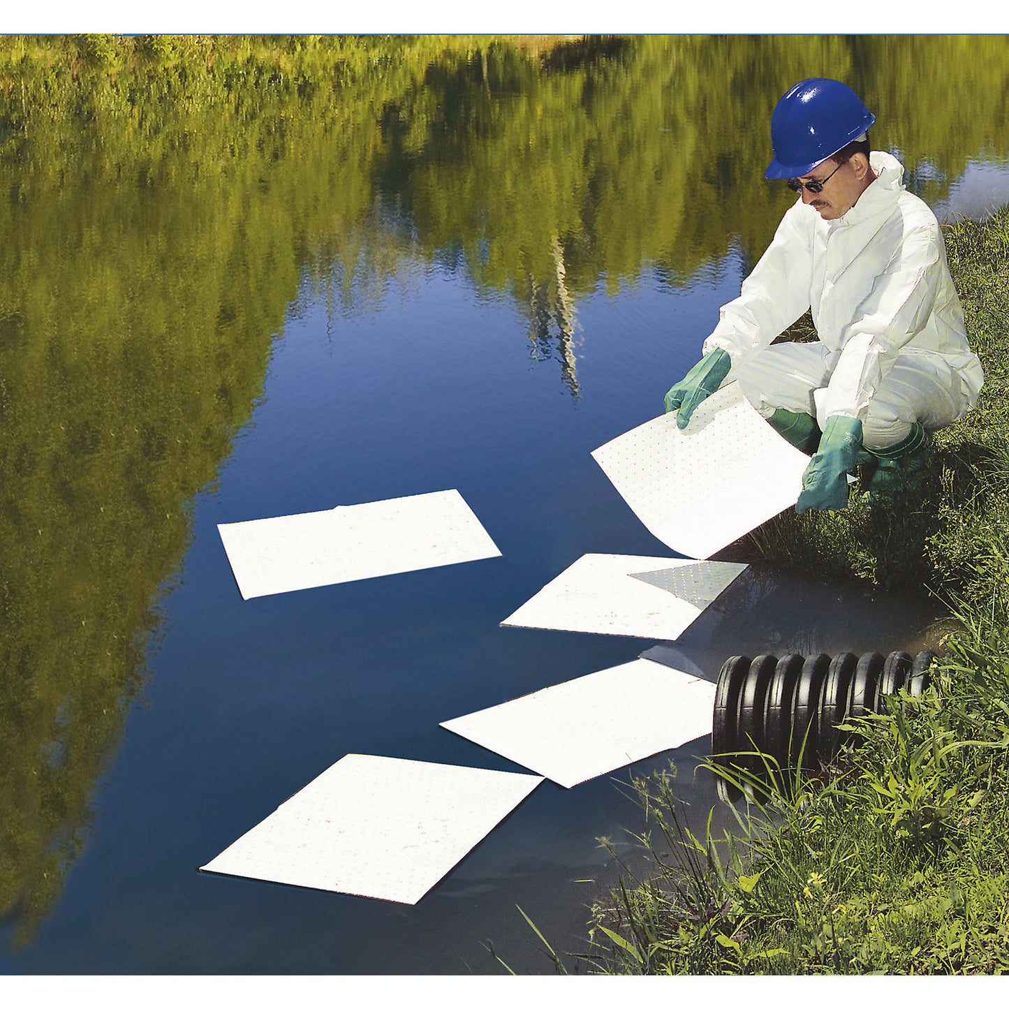 Oil-Only absorbent sheeting mat, heavyweight version, pack of 100, WxL 380 x 510 mm.