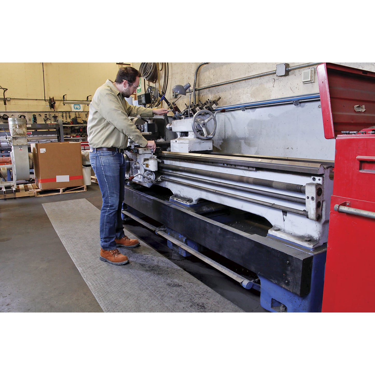 Universal absorbent sheeting roll, length 46 m, width 610 mm, perforated in lengths of 305 mm.