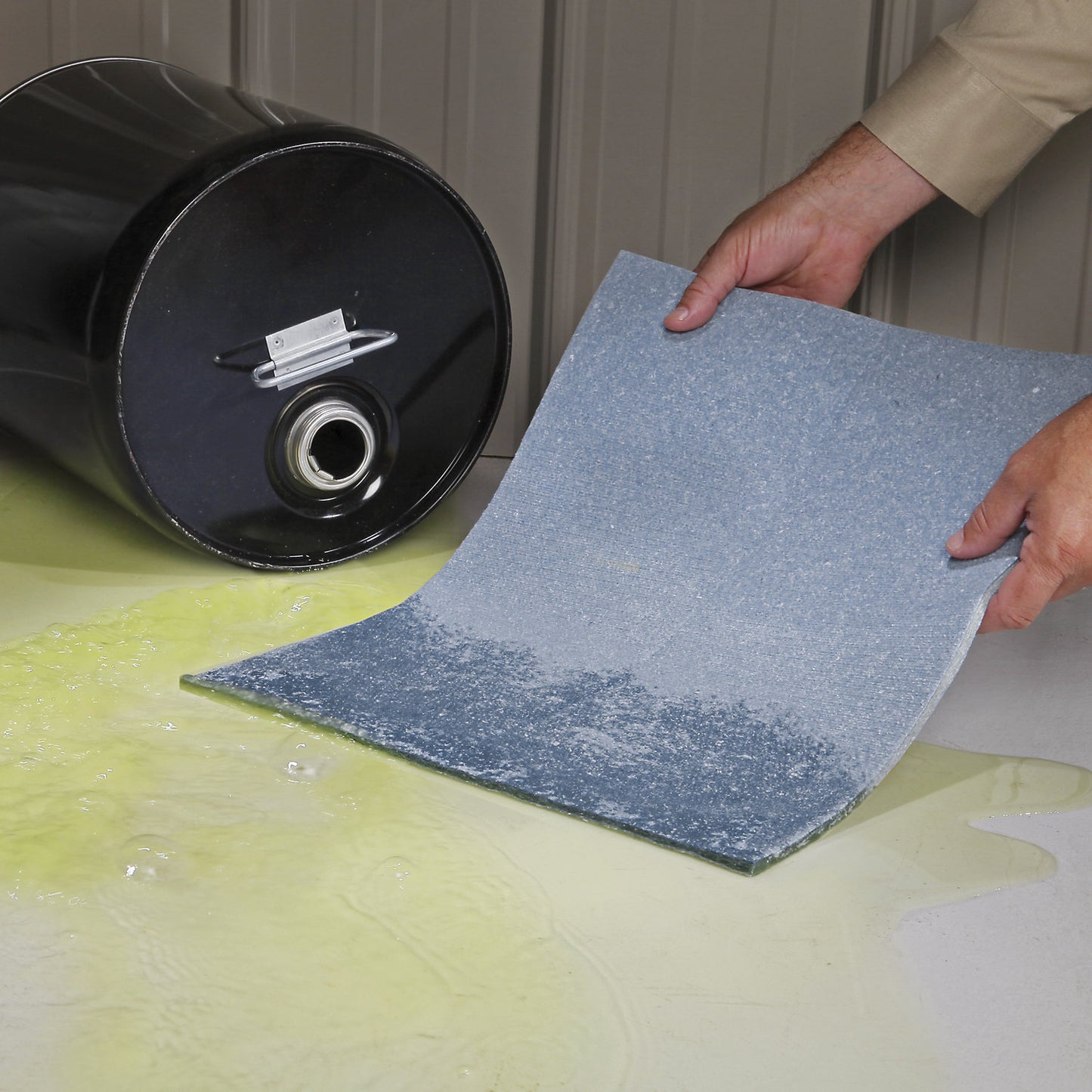 BLUE® absorbent sheeting mat, heavy-weight version, pack of 100, WxL 380 x 480 mm.