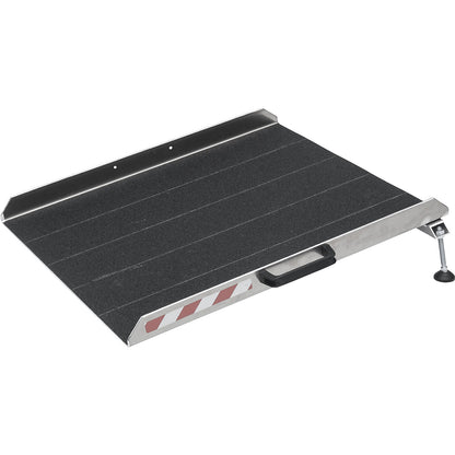 Bridge plate with raised edges, max. load 300 kg, 30 - 80 mm height difference.
