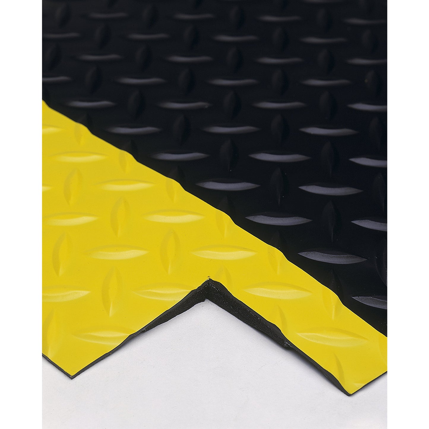 DECKPLATE anti-fatigue matting, fixed dimensions, black, 900 x 600 mm.