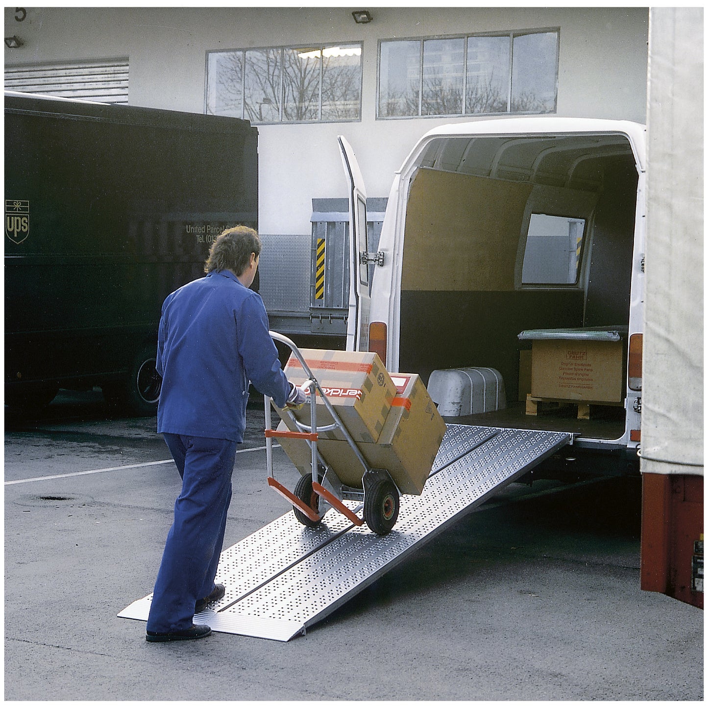 Aluminium loading ramp, perforated walking surface, max. load 435 kg, ramp width 200 mm.