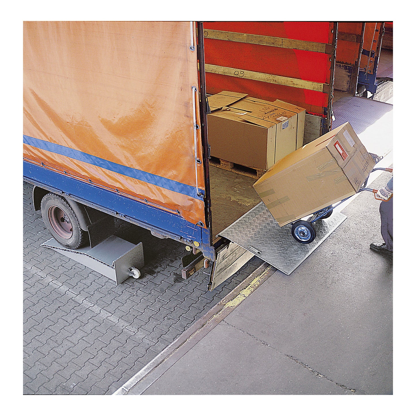 Bridge plate, mobile, max. load 600 kg, plate length 1800 mm.