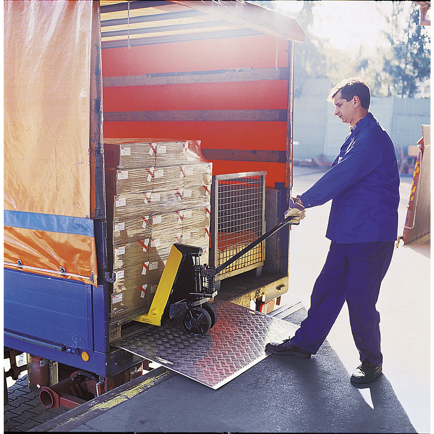 Bridge plate, mobile, max. load 1200 kg, plate length 1800 mm.