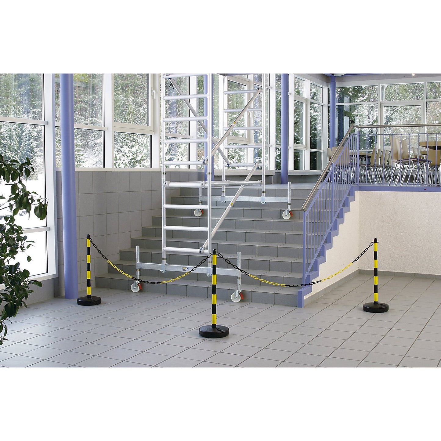 Chain stand set, 6 posts, round plastic base, can be filled, 10 m chain, red / white.