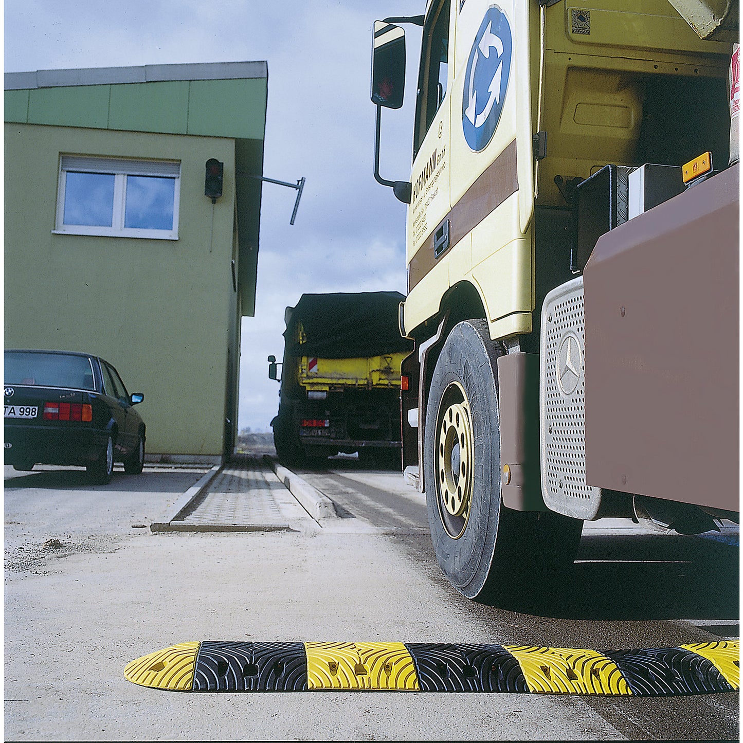 Speed ramp, rubber, height 50 mm, max. 20 km/h, standard element, yellow.