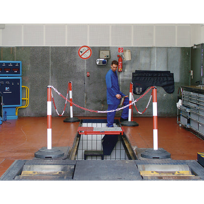 Chain stand with steel post, post height 1000 mm above ground, red/white.