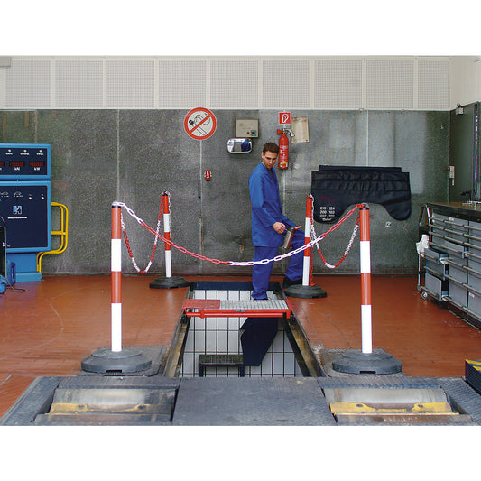 Chain stand with steel post, post height 1000 mm above ground, red/white.