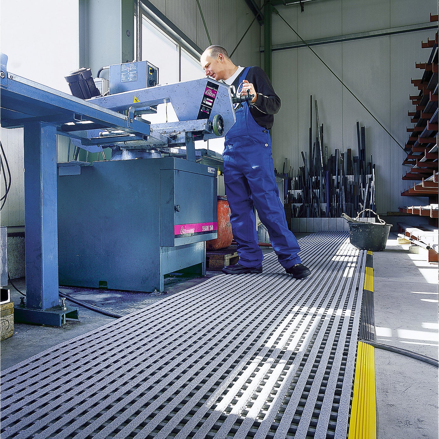 Industrial grid mat for high mechanical loads, cut per metre, width 1000 mm, grey.