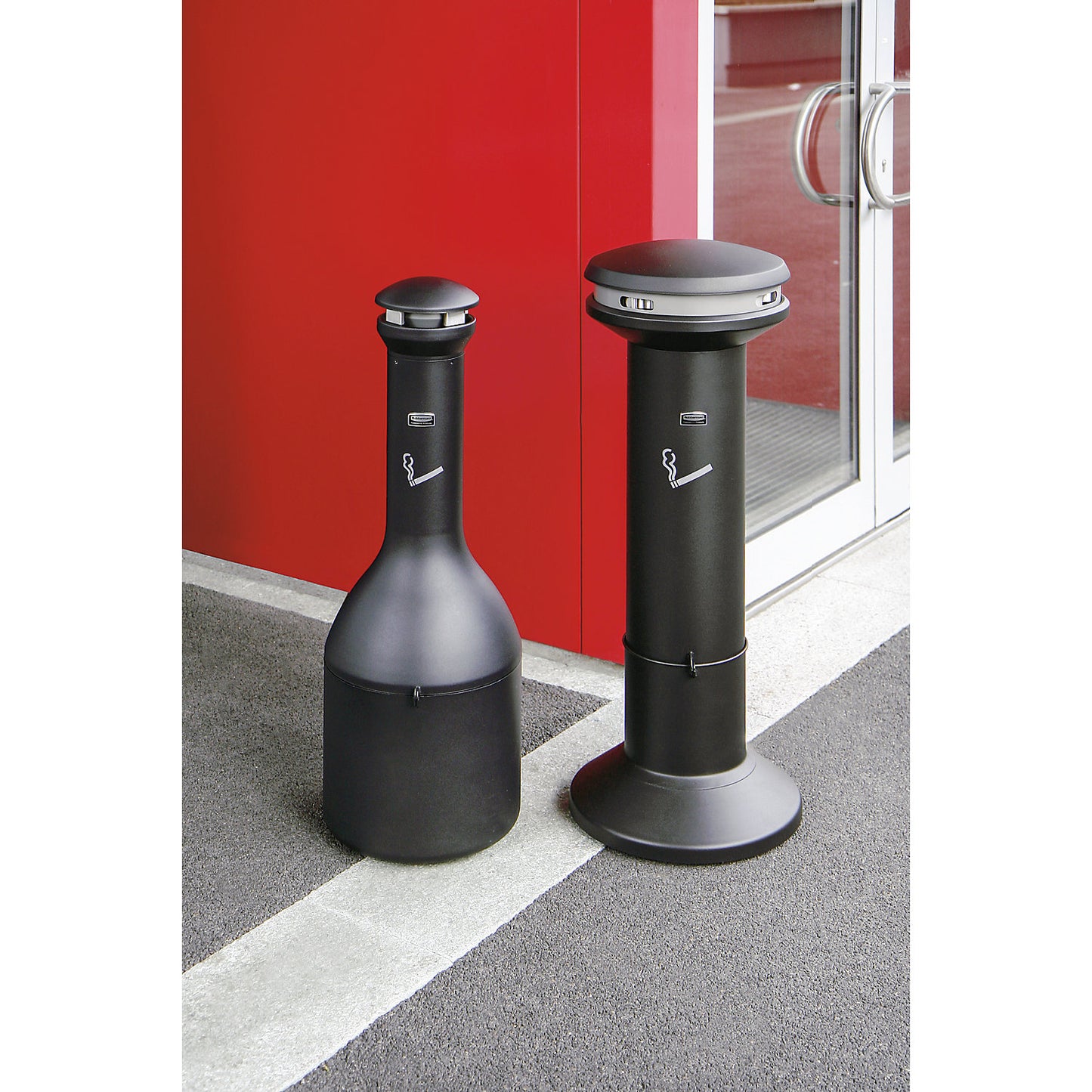 Pedestal ashtray made of zinc plated steel, capacity 25.4 l, Ø 400 mm, black.