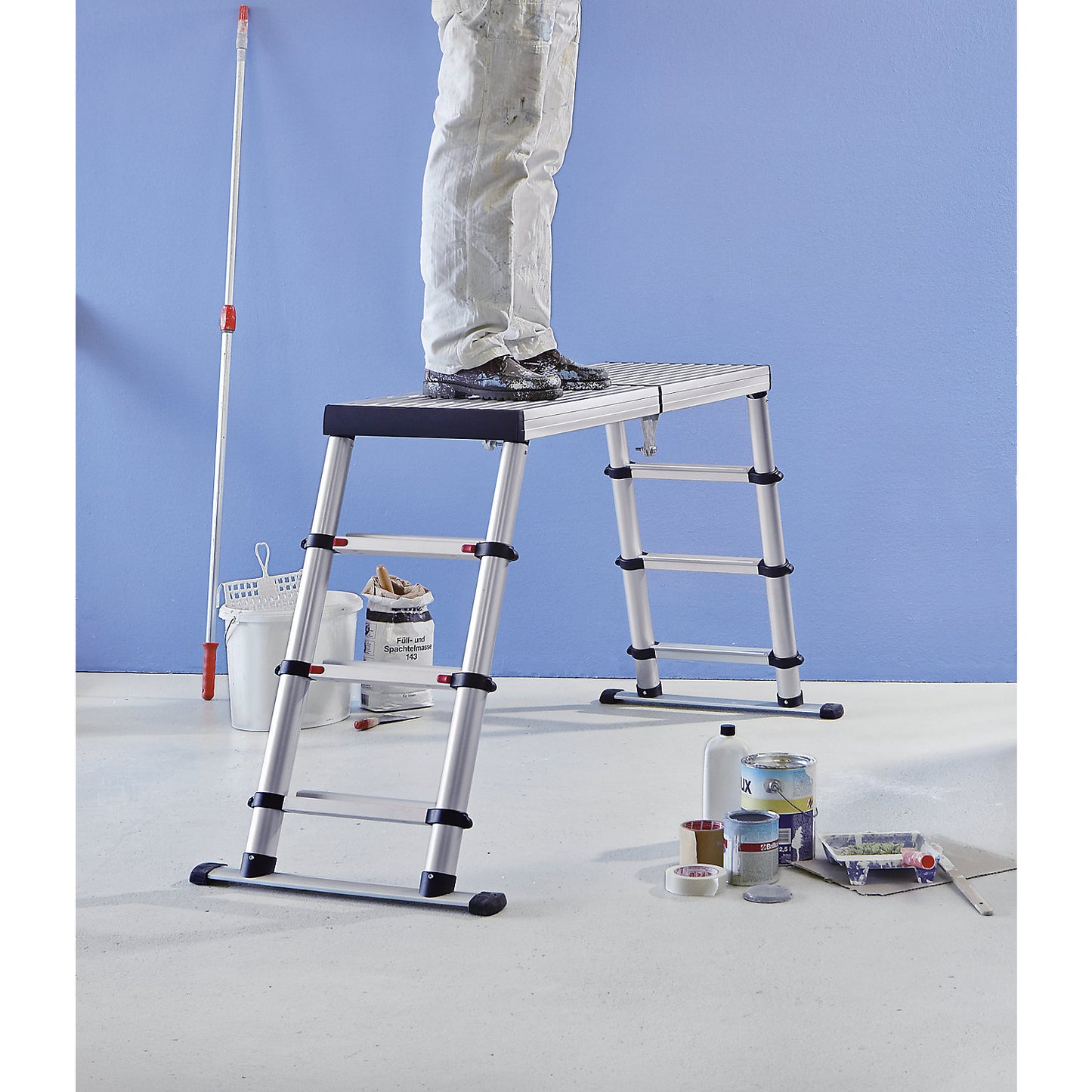 Telescopic working platform, platform 1365 x 410 mm, height adjustable up to 880 mm.
