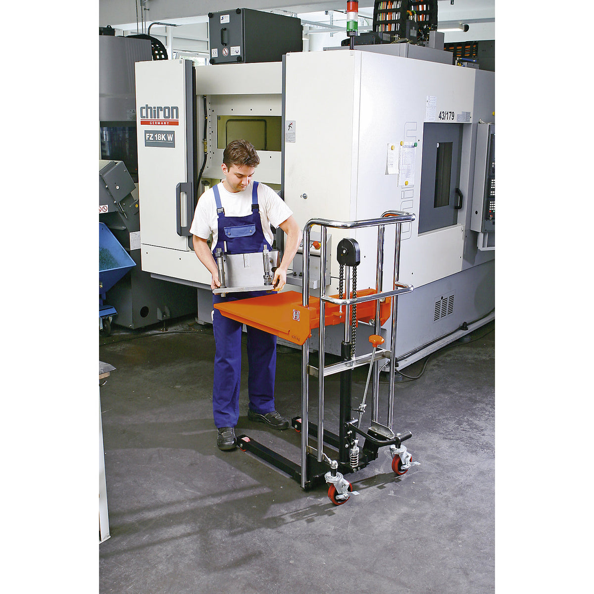 Budget stacker, pedal hydraulics, lifting range 85 - 765 mm.