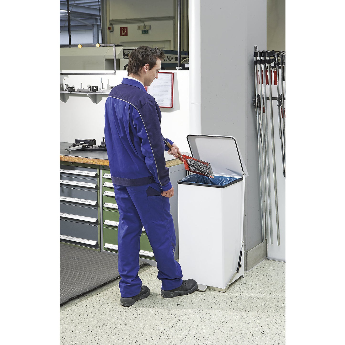 Industrial pedal bin, sheet steel, white RAL 9016, capacity 27 l, HxWxD 445 x 370 x 370 mm.