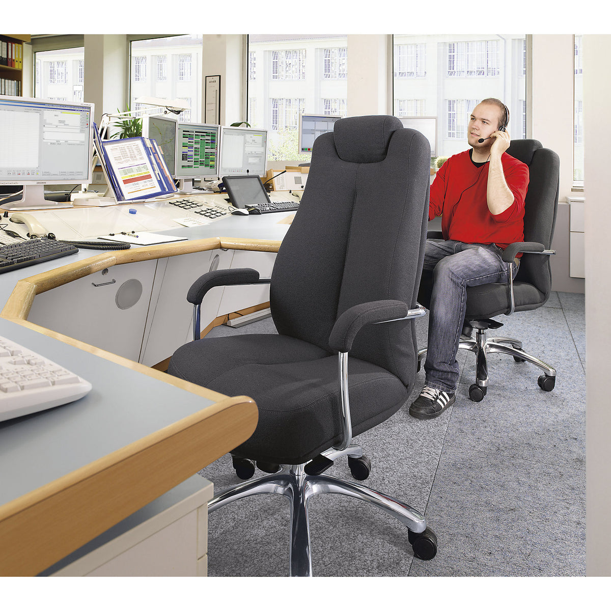 SONATA operator swivel chair, with head rest, fixed head rest, leather.