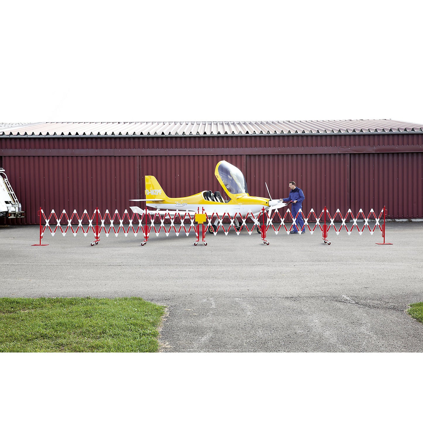 Expanding barrier, steel foot and castors, red / white, max. length 16000 mm.