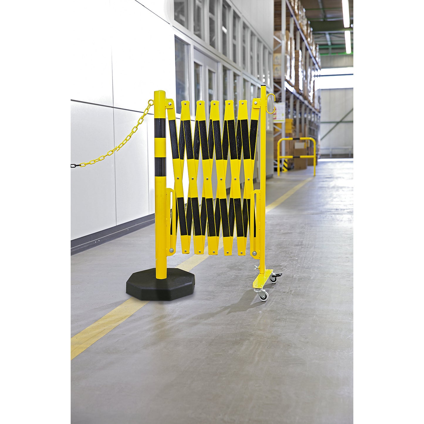 Barrier post with expanding barrier, round tubing Ø 60 mm, with mobile foot plate, yellow / black, max. length 3600 mm.
