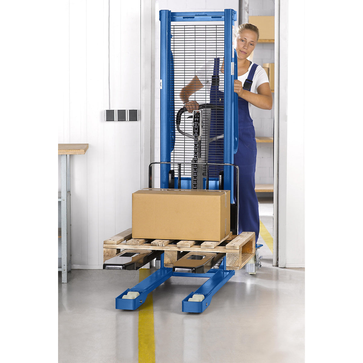 High lift stacker, lifting range 90 - 1200 mm, max. load 1100 kg, overall height 1720 mm.