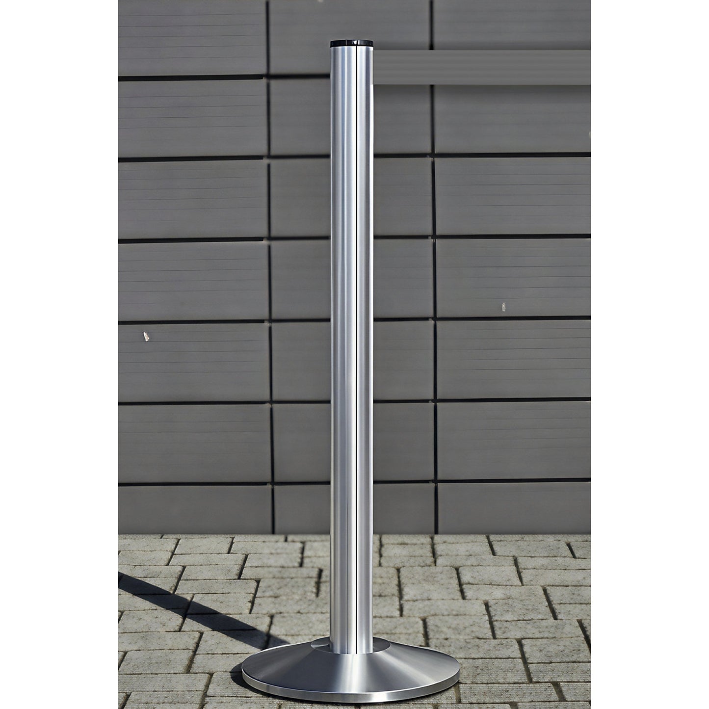 Belt post made of aluminium, post polished chrome, extends 2300 mm, belt colour silver grey.