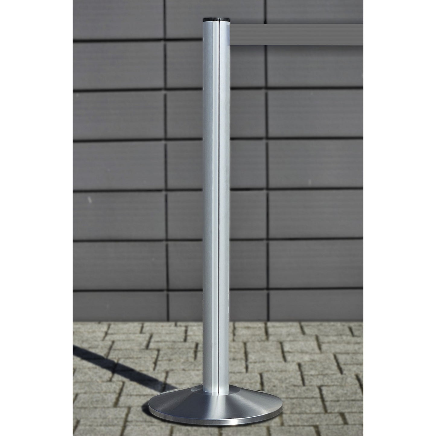 Belt post made of aluminium, post brushed chrome, extends 2300 mm, belt colour silver grey.