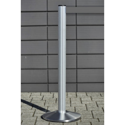Belt post made of aluminium, post brushed chrome, extends 2300 mm, belt colour silver grey.