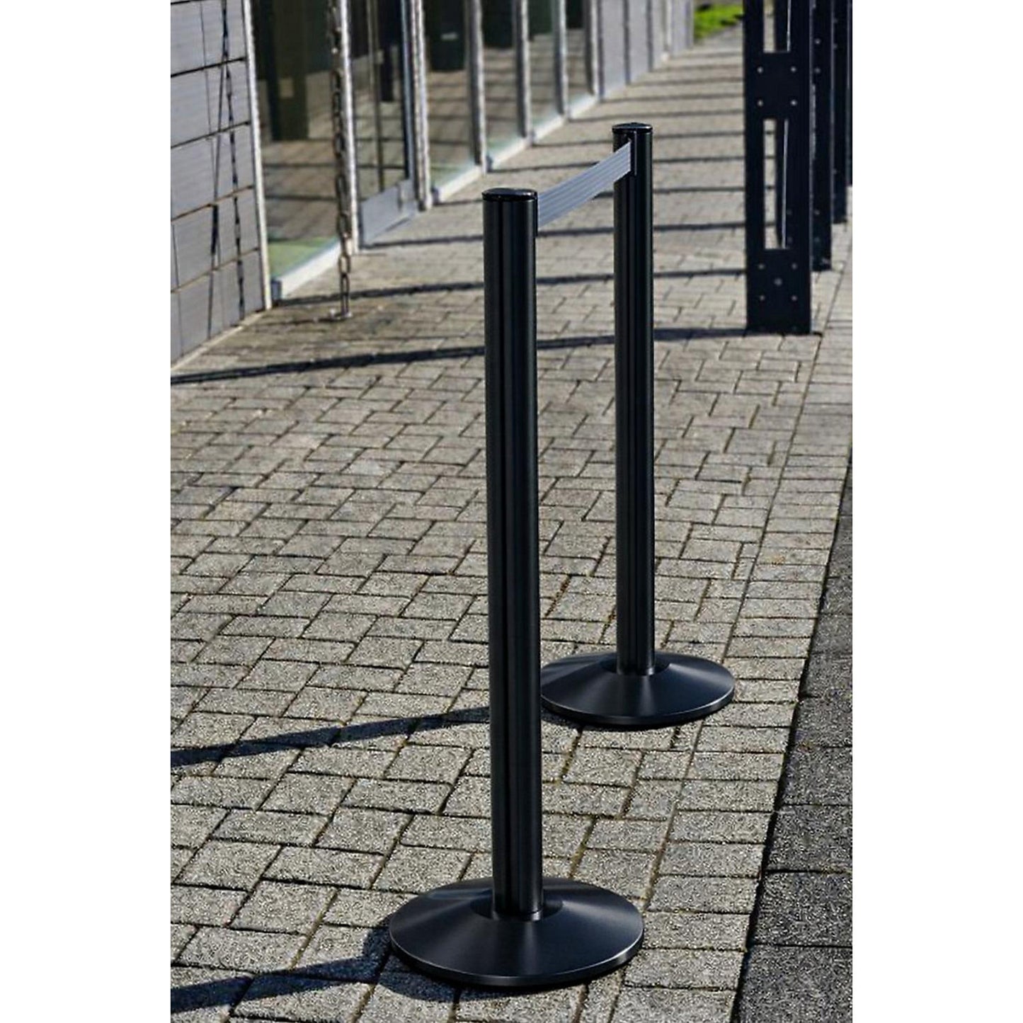 Belt post made of aluminium, post black, extends 2300 mm, belt colour silver grey.
