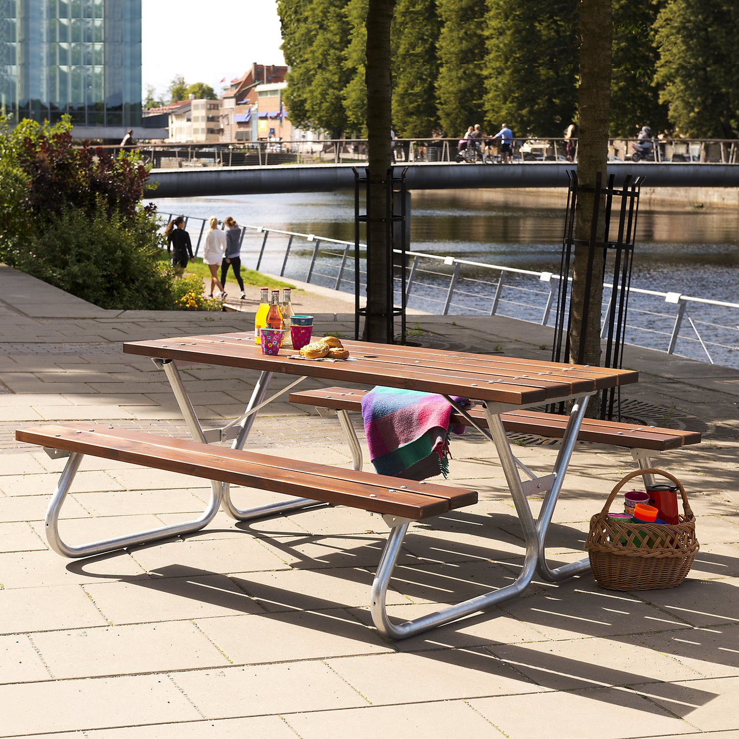 Group bench, grey, overall LxD 1800 x 1800 mm, without backrest, honey brown.