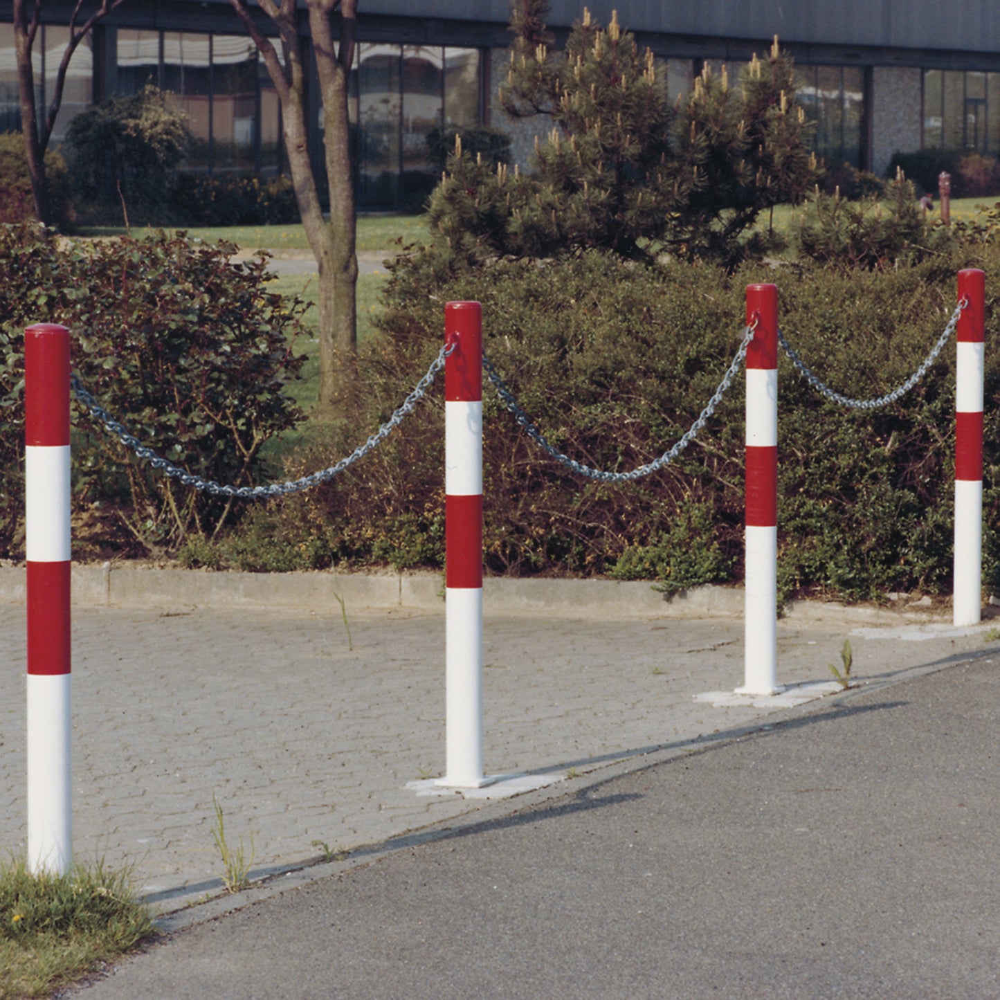 Barrier post made of steel, for setting in concrete, Ø 76 mm, black/yellow, 1 chain eyelet.