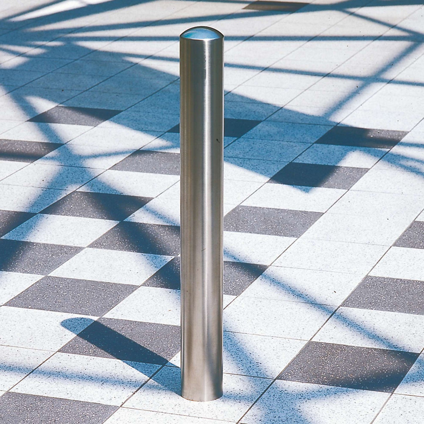 Stainless steel bollard, ground sleeve for removal, with triangle lock, Ø 108 mm.