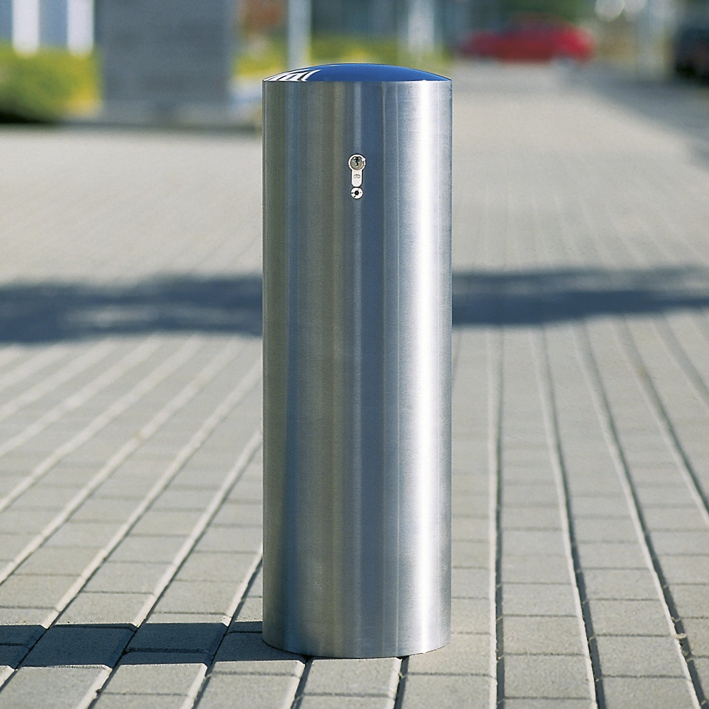 XL stainless steel bollard, for removal, with cylinder lock, Ø 204 mm.