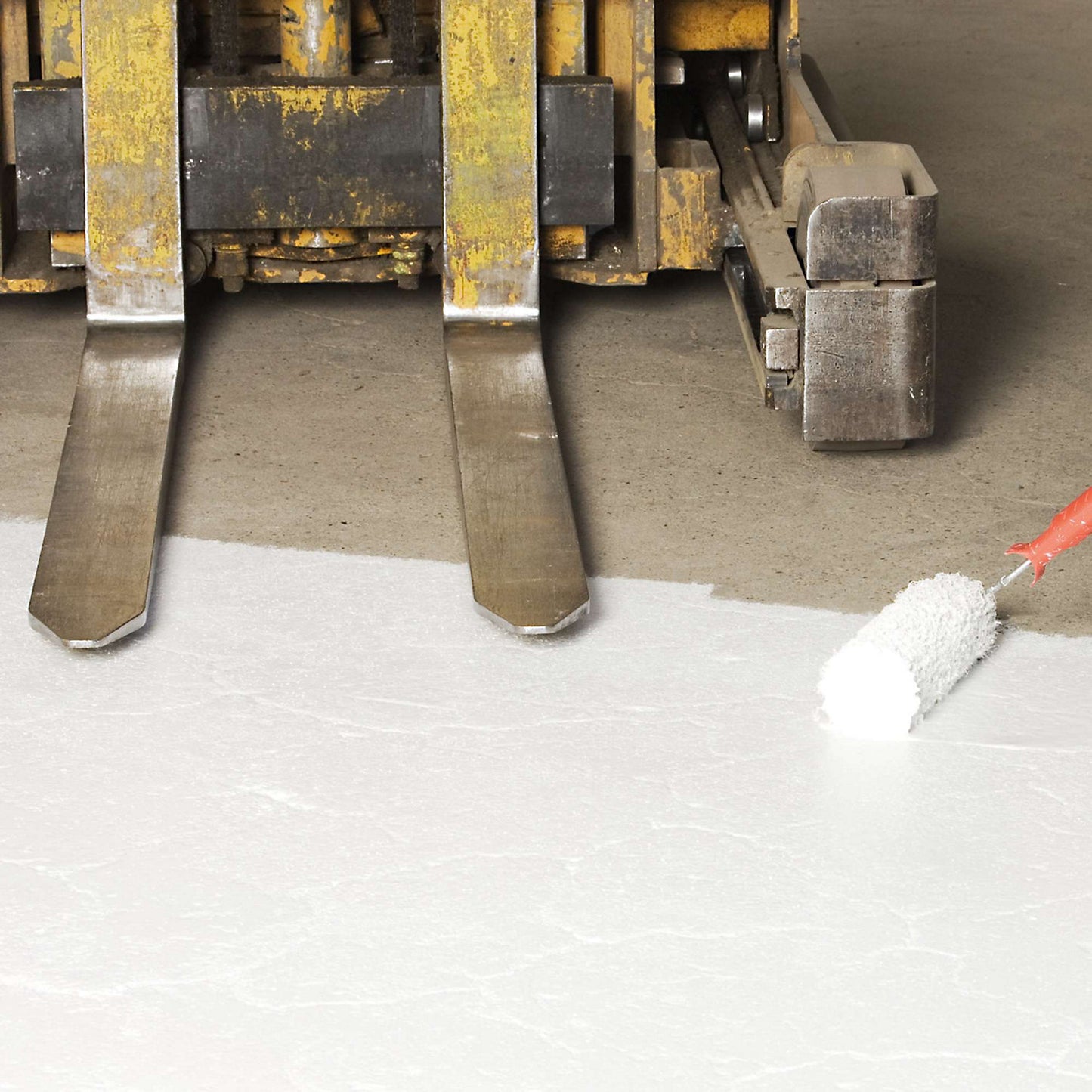 Anti slip hall marking paint, 5 litre bucket, white.