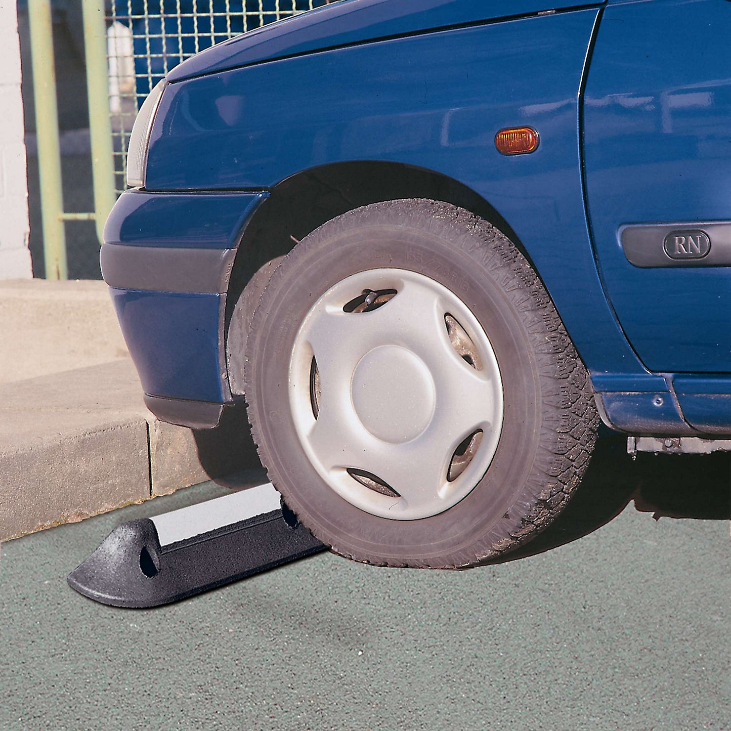 Wheel stop, LxWxH 750 x 120 x 100 mm, reflective black/white.