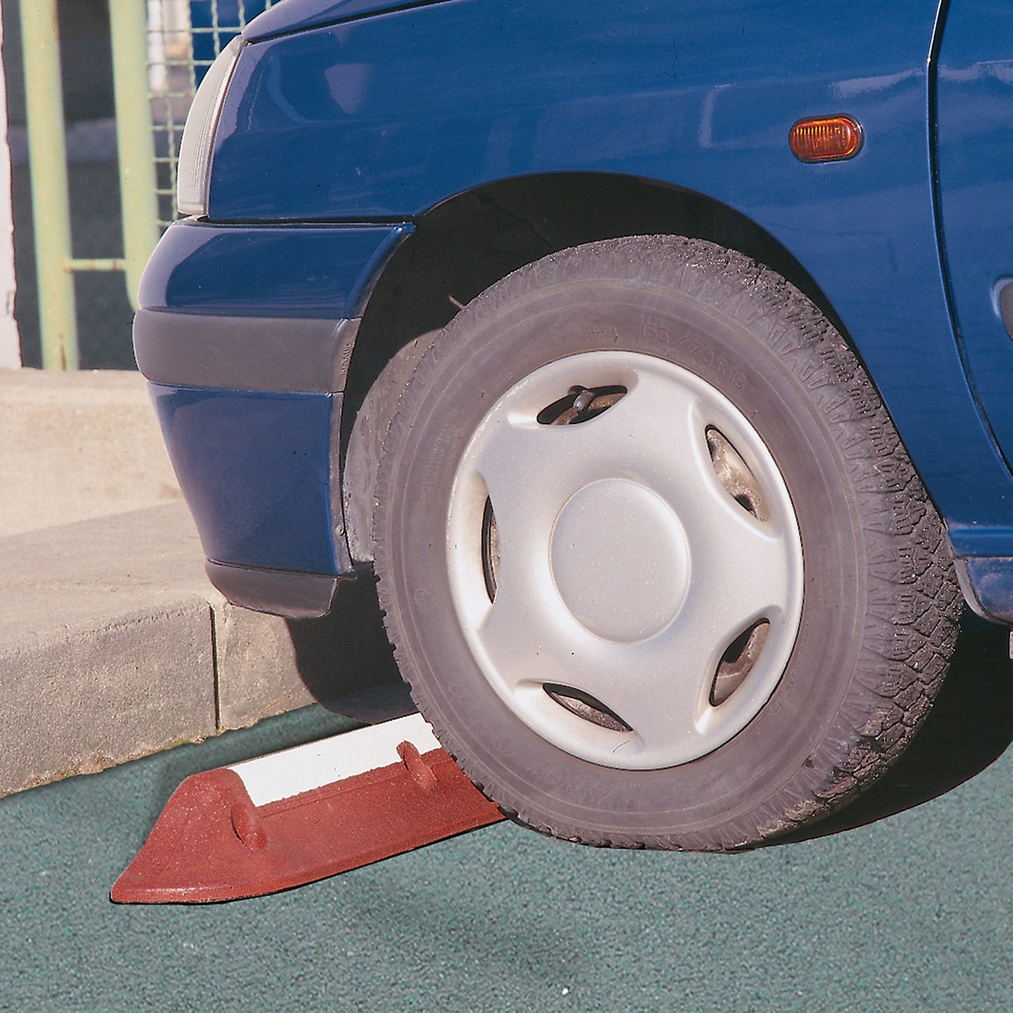 Wheel stop, LxWxH 750 x 120 x 100 mm, reflective red/white.