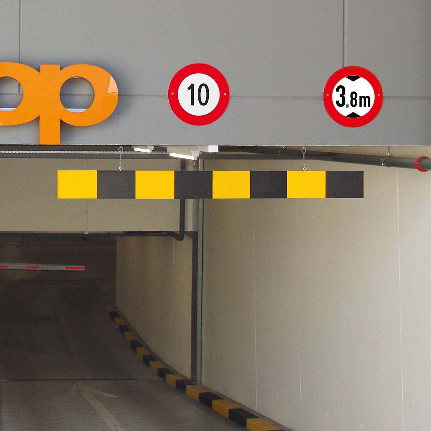 Aluminium height limiter, black-yellow reflective, length 3000 mm.