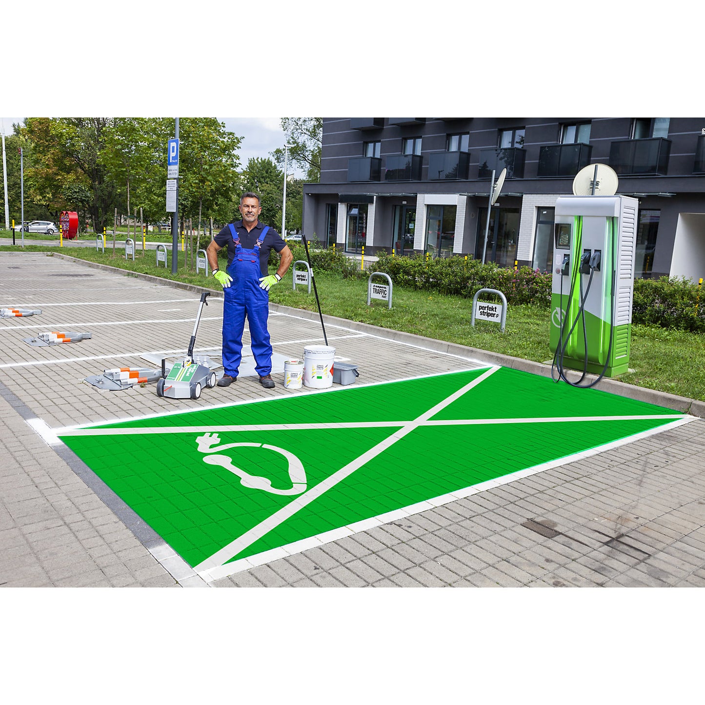 Road marking paint, 5 kg pail, yellow.