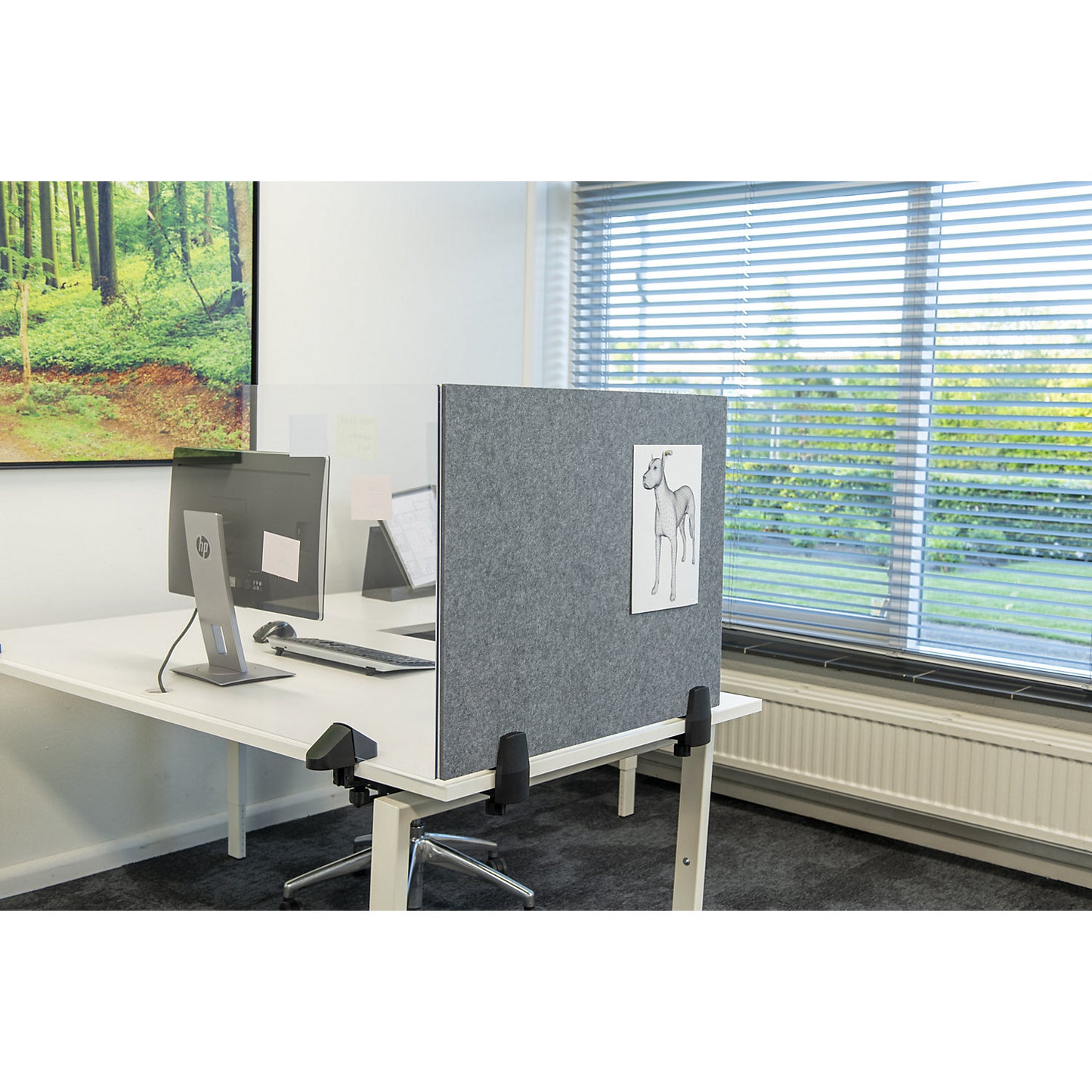 Desk partition for an individual workplace, enamel and PET felt surface, white / grey, width 750 mm.