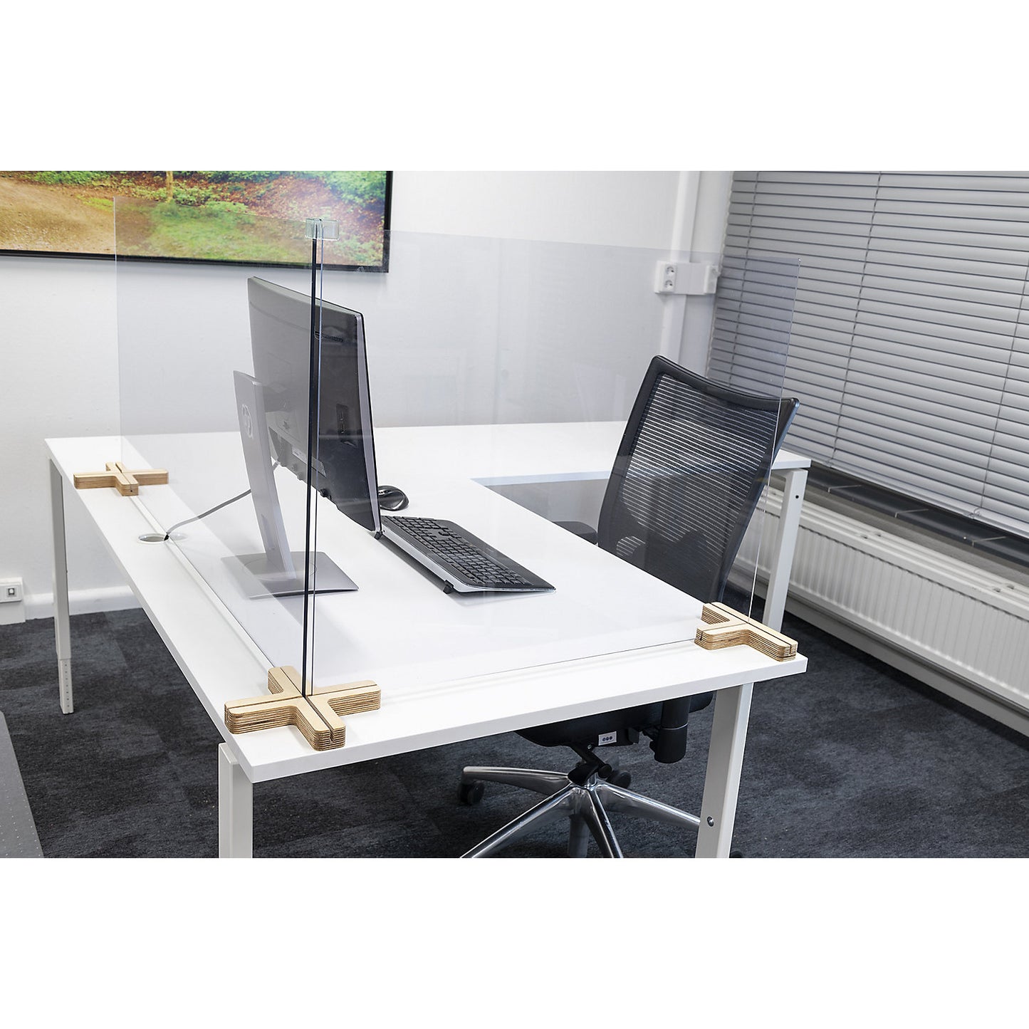 Partition for desks/tables, incl. 2 T-shaped foot connectors, HxW 590 x 1200 mm.